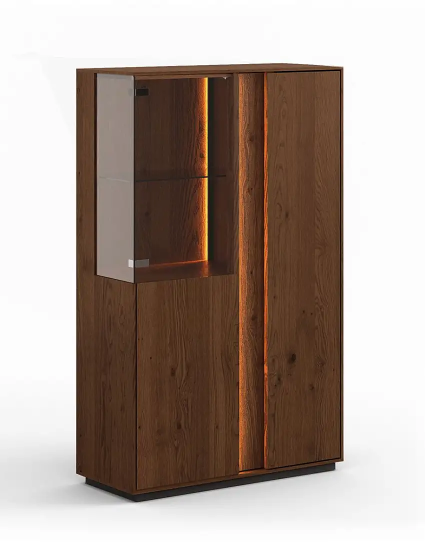 Vitrine mit acht Fächer Sienne 11, aus Massivholz Wildeiche, in Tabacco geölt, drei Türen, Push-to-open, Maße: 140 x 85 x 37 cm, inkl. LED-Beleuchtung
